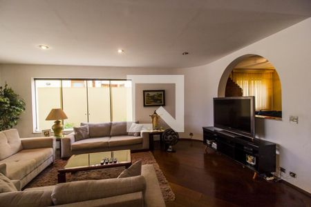 Sala de TV de casa de condomínio para alugar com 4 quartos, 420m² em Alphaville, Santana de Parnaíba