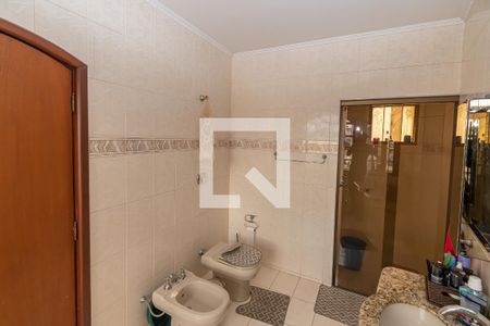 Casa à venda com 419m², 4 quartos e 4 vagasBanheiro da Suíte 1