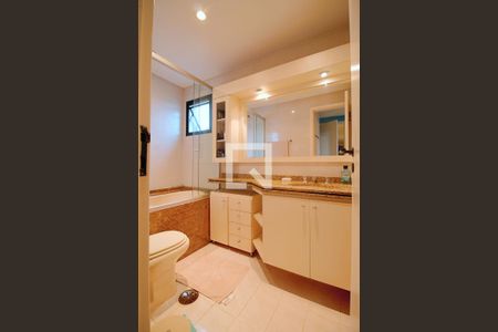 Apartamento à venda com 117m², 3 quartos e 3 vagasBanheiro da Suíte 1