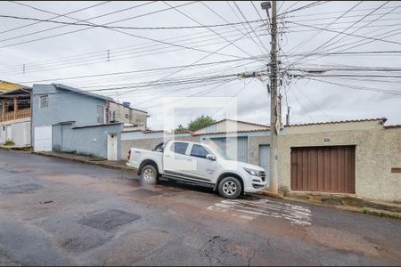 Casa à venda com 160m², 3 quartos e 2 vagas Casa à venda com 160m², 3 quartos e 2 vagasFachada