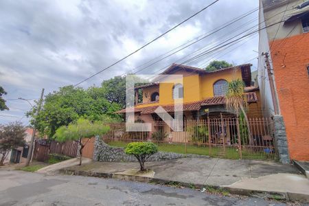 Casa à venda com 200m², 3 quartos e 4 vagas Casa à venda com 200m², 3 quartos e 4 vagasFachada