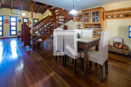 Sala de casa à venda com 3 quartos, 235m² em Guarujá, Porto Alegre