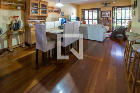 Sala de casa à venda com 3 quartos, 235m² em Guarujá, Porto Alegre