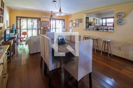 Sala de casa à venda com 3 quartos, 235m² em Guarujá, Porto Alegre