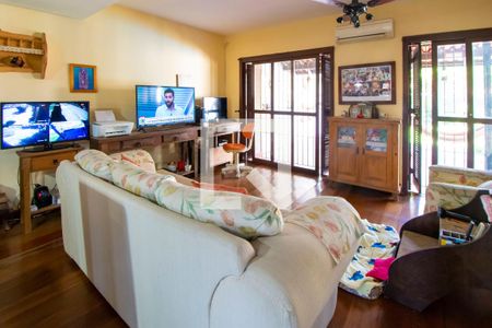 Sala de casa à venda com 3 quartos, 235m² em Guarujá, Porto Alegre