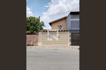 Casa à venda com 115m², 2 quartos e 2 vagas Casa à venda com 115m², 2 quartos e 2 vagasFachada