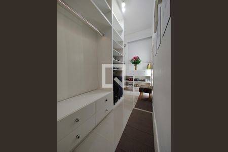 Apartamento à venda com 220m², 4 quartos e 2 vagasCloset da suíte 1