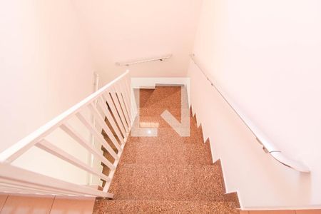 Casa para alugar com 200m², 3 quartos e 2 vagas Casa para alugar com 200m², 3 quartos e 2 vagasEscada