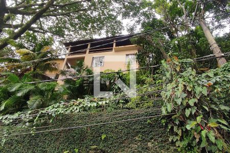 Casa à venda com 250m², 5 quartos e 1 vaga Casa à venda com 250m², 5 quartos e 1 vagachada com *cartaz QA*