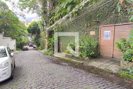 Casa à venda com 250m², 5 quartos e 1 vaga Casa à venda com 250m², 5 quartos e 1 vagaVista da Rua