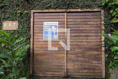 Casa à venda com 250m², 5 quartos e 1 vaga Casa à venda com 250m², 5 quartos e 1 vagachada com *cartaz QA*