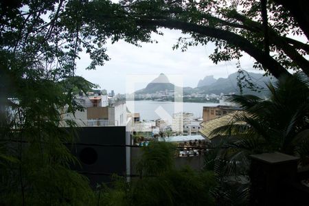 Casa à venda com 250m², 5 quartos e 1 vaga Casa à venda com 250m², 5 quartos e 1 vagaFrente vista