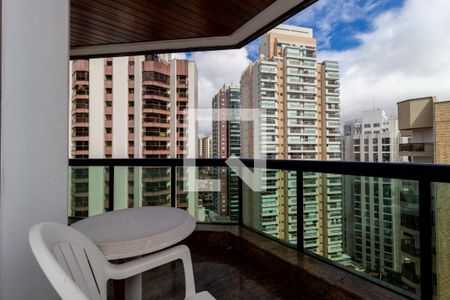Apartamento à venda com 160m², 3 quartos e 2 vagas Apartamento à venda com 160m², 3 quartos e 2 vagasVaranda