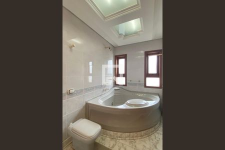 Casa de condomínio para alugar com 954m², 4 quartos e 8 vagasBanheiro da Suíte 2