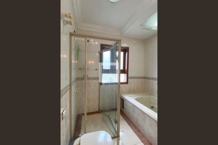 Casa de condomínio para alugar com 954m², 4 quartos e 8 vagasBanheiro da Suíte 4