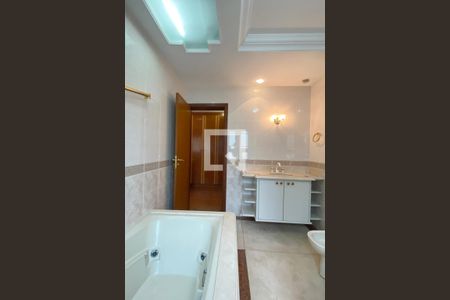 Casa de condomínio para alugar com 954m², 4 quartos e 8 vagasBanheiro da Suíte 4