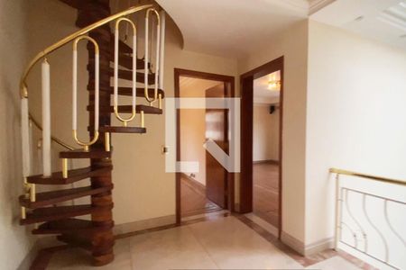 Casa de condomínio para alugar com 954m², 4 quartos e 8 vagas Casa de condomínio para alugar com 954m², 4 quartos e 8 vagasEscada