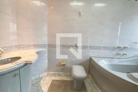 Casa de condomínio para alugar com 954m², 4 quartos e 8 vagasBanheiro da Suíte 2