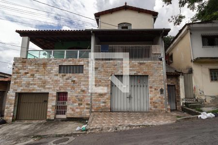 Casa à venda com 180m², 3 quartos e 4 vagas Casa à venda com 180m², 3 quartos e 4 vagasFachada