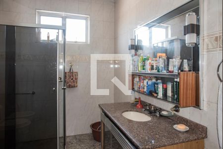 Casa à venda com 300m², 4 quartos e 5 vagasBanheiro da Suíte 2