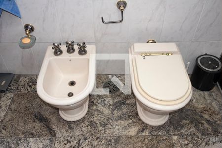 Casa à venda com 300m², 4 quartos e 5 vagasBanheiro da Suíte 2