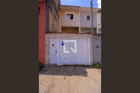 Casa à venda com 131m², 2 quartos e 2 vagas Casa à venda com 131m², 2 quartos e 2 vagasFachada
