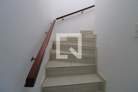Escada de casa para alugar com 4 quartos, 200m² em Jardim Regis, São Paulo