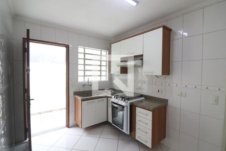Casa para alugar com 70m², 2 quartos e 2 vagasCozinha 
