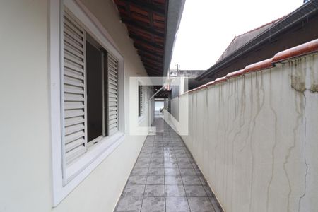 Casa para alugar com 70m², 2 quartos e 2 vagasCorredor 