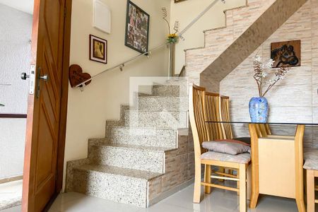 Escada de casa à venda com 3 quartos, 183m² em Veloso, Osasco