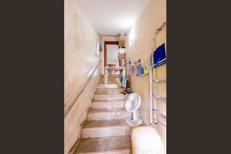 Casa à venda com 300m², 5 quartos e 2 vagasEscada