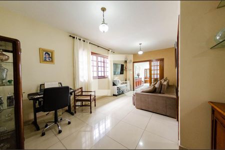 Sala 2 de casa à venda com 5 quartos, 300m² em Caiçara-adelaide, Belo Horizonte