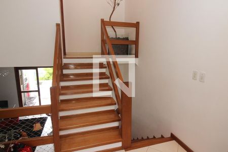 Casa de condomínio à venda com 263m², 3 quartos e 2 vagas Casa de condomínio à venda com 263m², 3 quartos e 2 vagasEscada