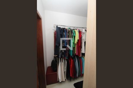 Casa de condomínio à venda com 263m², 3 quartos e 2 vagas Casa de condomínio à venda com 263m², 3 quartos e 2 vagasCloset da suíte