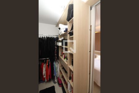 Casa de condomínio à venda com 263m², 3 quartos e 2 vagas Casa de condomínio à venda com 263m², 3 quartos e 2 vagasCloset da suíte