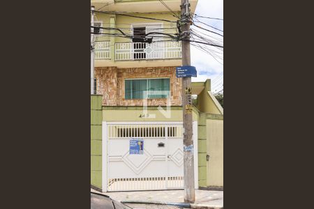 Casa para alugar com 130m², 3 quartos e 3 vagasFachada com Plaquinha