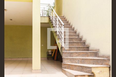 Casa para alugar com 130m², 3 quartos e 3 vagasEscada