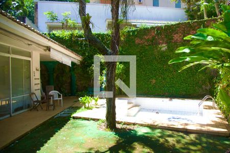 Casa para alugar com 230m², 4 quartos e 2 vagas Casa para alugar com 230m², 4 quartos e 2 vagasPiscina