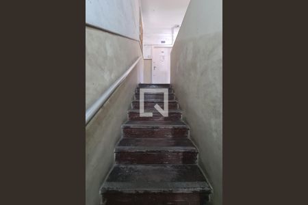 Apartamento à venda com 40m², 1 quarto e sem vagaEscada