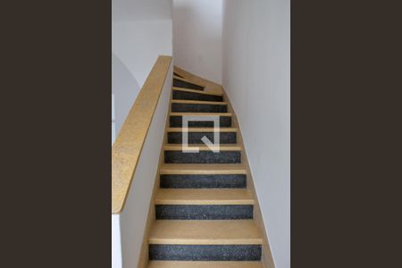 Escada de casa para alugar com 2 quartos, 57m² em Barra Funda, São Paulo