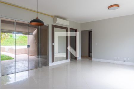 Sala de casa de condomínio para alugar com 3 quartos, 240m² em Setor Habitacional Jardim Botânico (lago Sul), Brasília