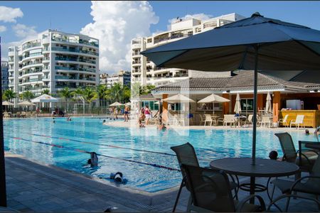 Apartamento para alugar com 74m², 2 quartos e 2 vagasArea comum Piscina