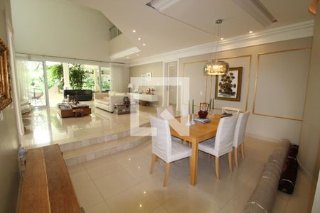 Casa de condomínio à venda com 820m², 4 quartos e 5 vagasSala