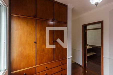 Casa de condomínio para alugar com 283m², 4 quartos e 4 vagas Casa de condomínio para alugar com 283m², 4 quartos e 4 vagasCloset da suíte