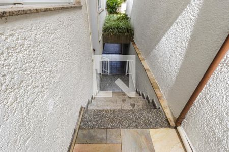 Casa de condomínio para alugar com 283m², 4 quartos e 4 vagas Casa de condomínio para alugar com 283m², 4 quartos e 4 vagasCorredor