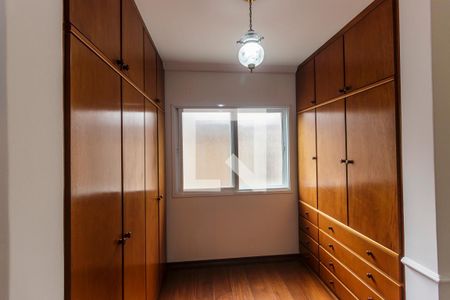 Casa de condomínio para alugar com 283m², 4 quartos e 4 vagas Casa de condomínio para alugar com 283m², 4 quartos e 4 vagasCloset da suíte