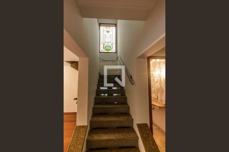 Casa de condomínio para alugar com 283m², 4 quartos e 4 vagas Casa de condomínio para alugar com 283m², 4 quartos e 4 vagasEscada