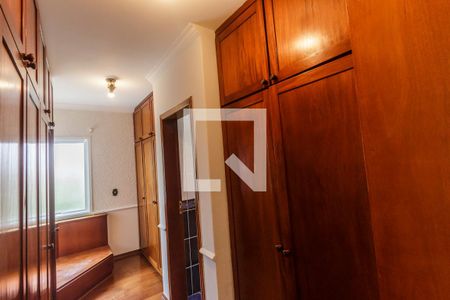 Casa de condomínio para alugar com 283m², 4 quartos e 4 vagas Casa de condomínio para alugar com 283m², 4 quartos e 4 vagasCloset da suíte