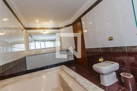 Casa de condomínio para alugar com 283m², 4 quartos e 4 vagas Casa de condomínio para alugar com 283m², 4 quartos e 4 vagasBanheiro da Suíte