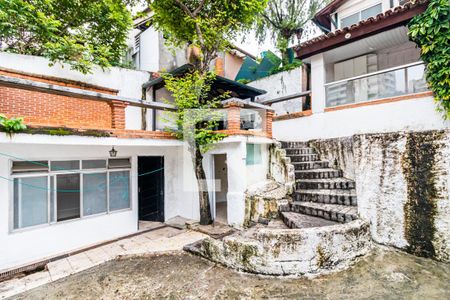 Casa à venda com 600m², 4 quartos e 8 vagasFundos - Quarto e Banheiro de Serviço
